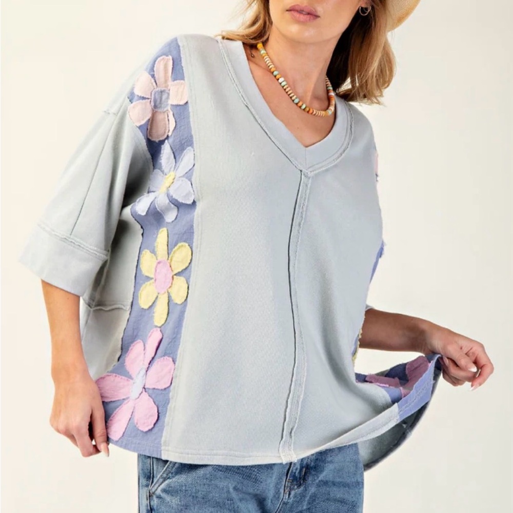 easel Light Gray V-Neck Tunic with Pastel Floral Appliqués - Picture 2 of 5
